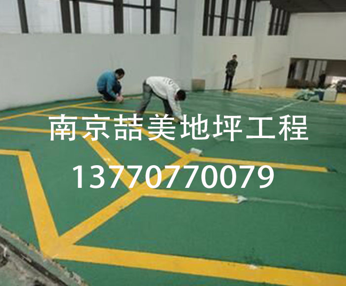 防滑坡道面层的施工做法,性能特点有哪些？